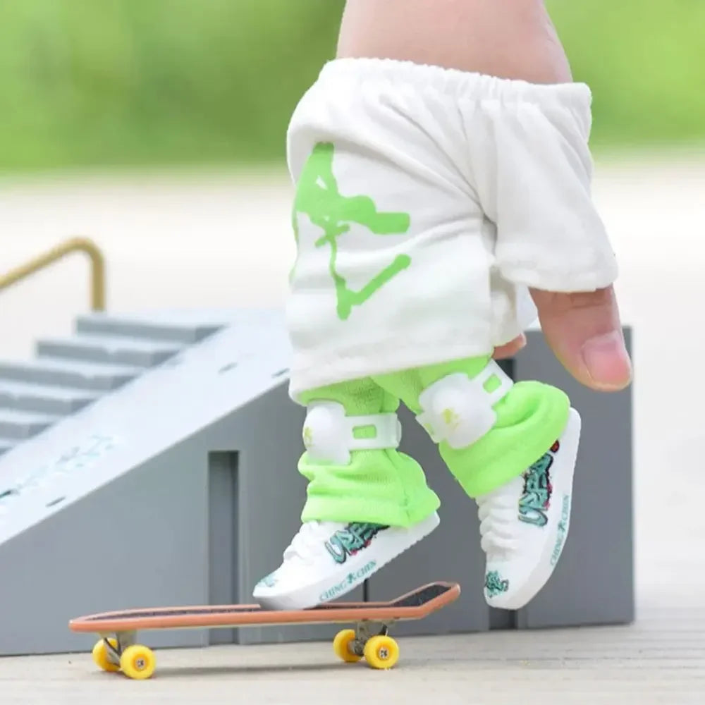 Mini Finger Skateboard Set Finger Board with Pants and Shoes Multicolors for Halloween Party Favor Kids Birthday Gift Game Toys